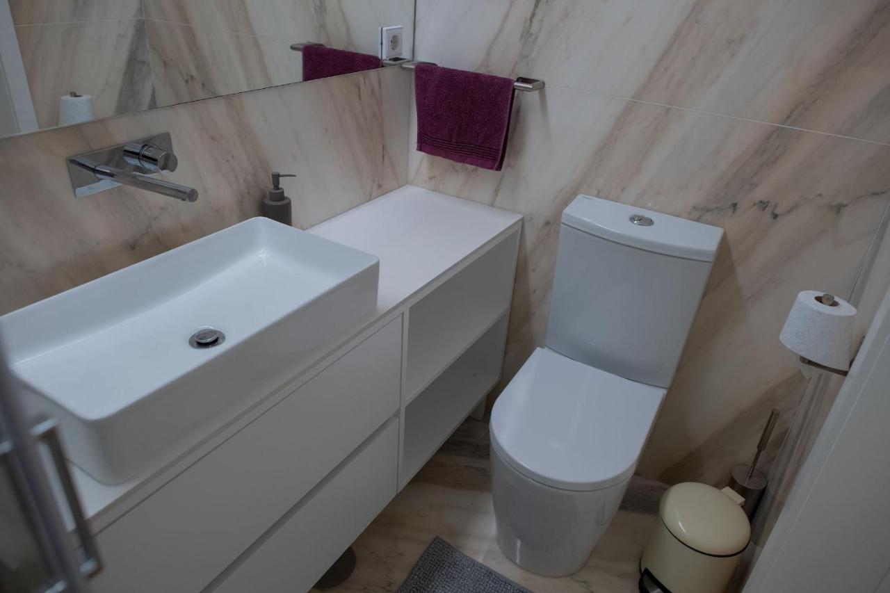 Spacious Studio W/ Balcony & Ac By Lovelystay Porto Exterior foto